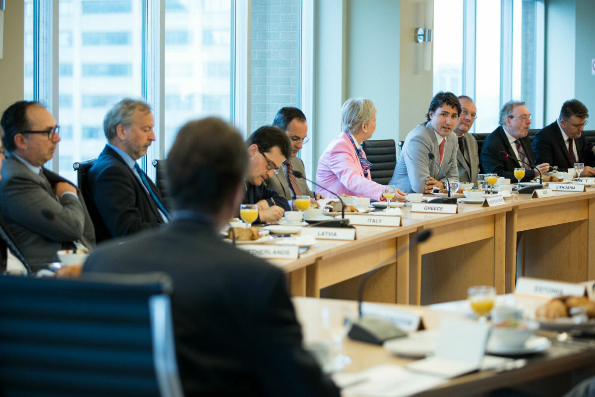 Justin participe à un déjeuner de travail organisé par les ambassadeurs de l'Union européenne. 27 mai 2014.