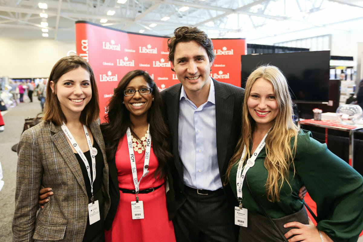  Justin et le candidat libéral dans Trinity-Spadina à Toronto rencontrent les délégués de la Fédération canadienne des municipalités. 30 mai 2014.