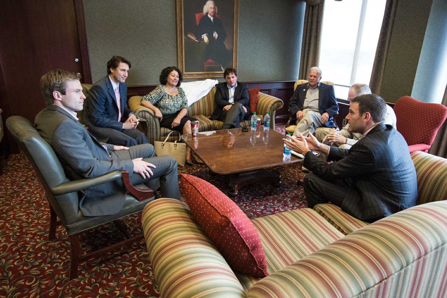 Justin, Brian Gallant et Dominic LeBlanc parlent avec les maires de la région de Saint John. 13 juin 2014.