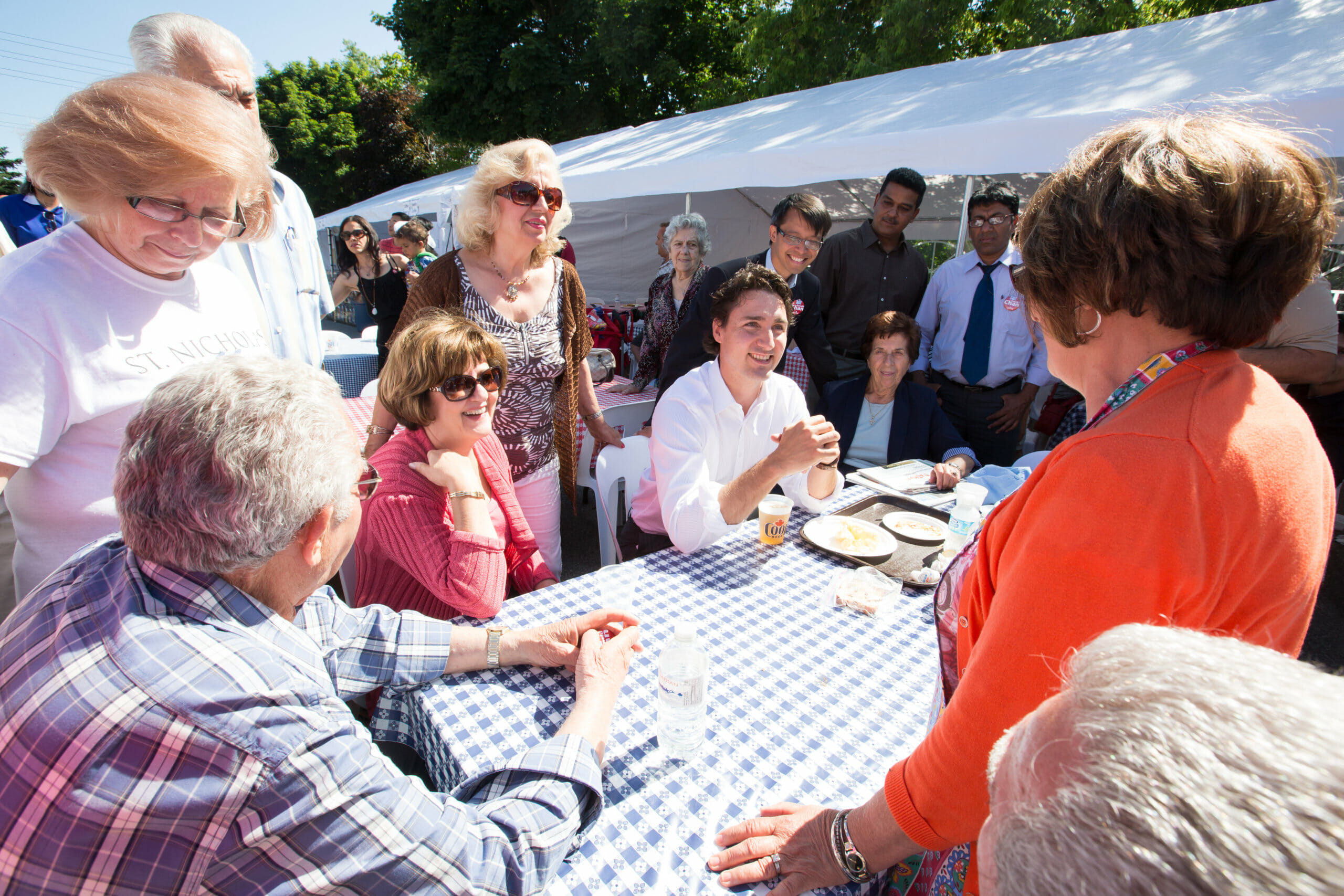 Justin et Arnold Chan, candidat libéral dans Scarborough—Agincourt, rencontrent les gens du quartier pendant le festival grec de la St. Nicholas. 15 juin 2014.