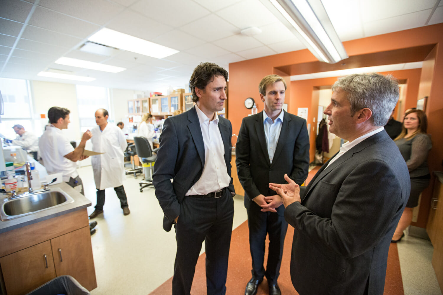 Justin et Brian Gallant, le chef du Parti libéral du Nouveau-Brunswick, visitent l'Institut atlantique de recherche sur le cancer à Moncton, N.-B. 12 juin 2014.