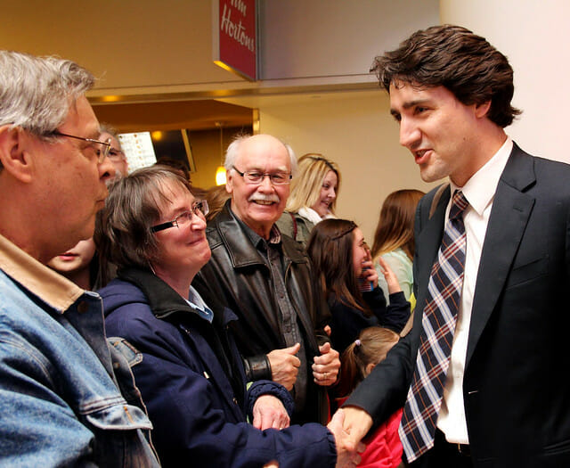 Justin est accueilli par des sympathisants à l'aéroport international de Winnipeg. 2 mai, 2013. (Photo : Roldan Sevillano Jr.)
