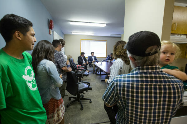 Justin Trudeau rencontre des membres de la communauté somalienne de Fort McMurray en compagnie de Kyle Harrietha, le candidat libéral local. 25 juin 2014.