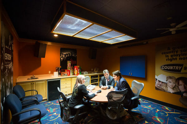 Justin Trudeau et Kyle Harrietha accordent une entrevue à la radio Country 93.3 FM à Fort McMurray. 25 juin 2014.