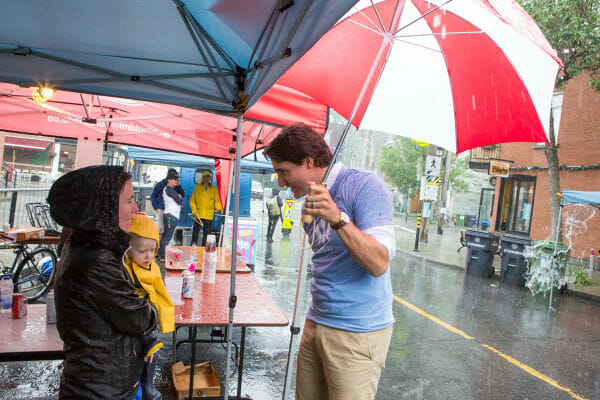 Justin Trudeau rencontre des gens à Villeray pendant la Saint-Jean-Baptiste. 24 juin 2014.