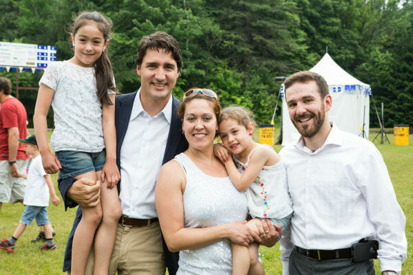 Justin Trudeau et David Gauvin, candidat libéral, rencontrent des gens à Pont-Rouge pendant la Saint-Jean-Baptiste. 24 juin 2014.