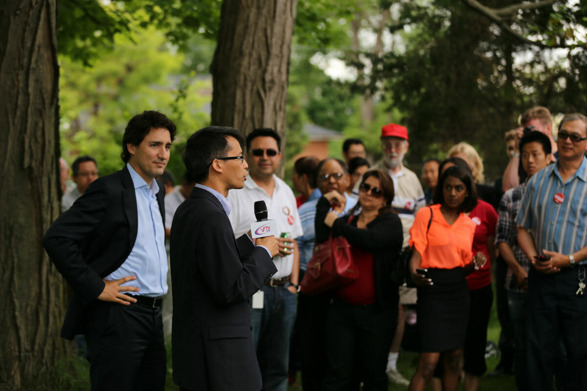 Justin et Arnold Chan, candidat libéral dans Scarborough-Agincourt, rencontrent des gens de la circonscription. 20 juin 2014.‎